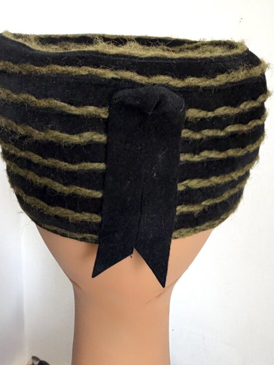 Vintage 40s Midcentury Velour Original Pillbox Toque Flat Crown Striped Hat main image 6